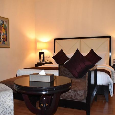 Ramada Plaza By Wyndham Karachi Airport Hotel Kültér fotó A bedroom at the Taj Bengal