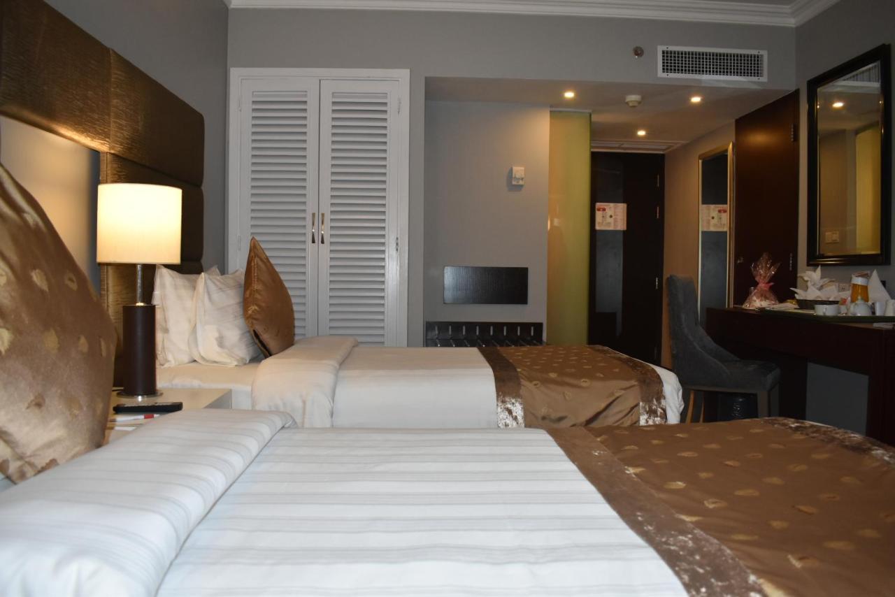 Ramada Plaza By Wyndham Karachi Airport Hotel Kültér fotó A room at the hotel
