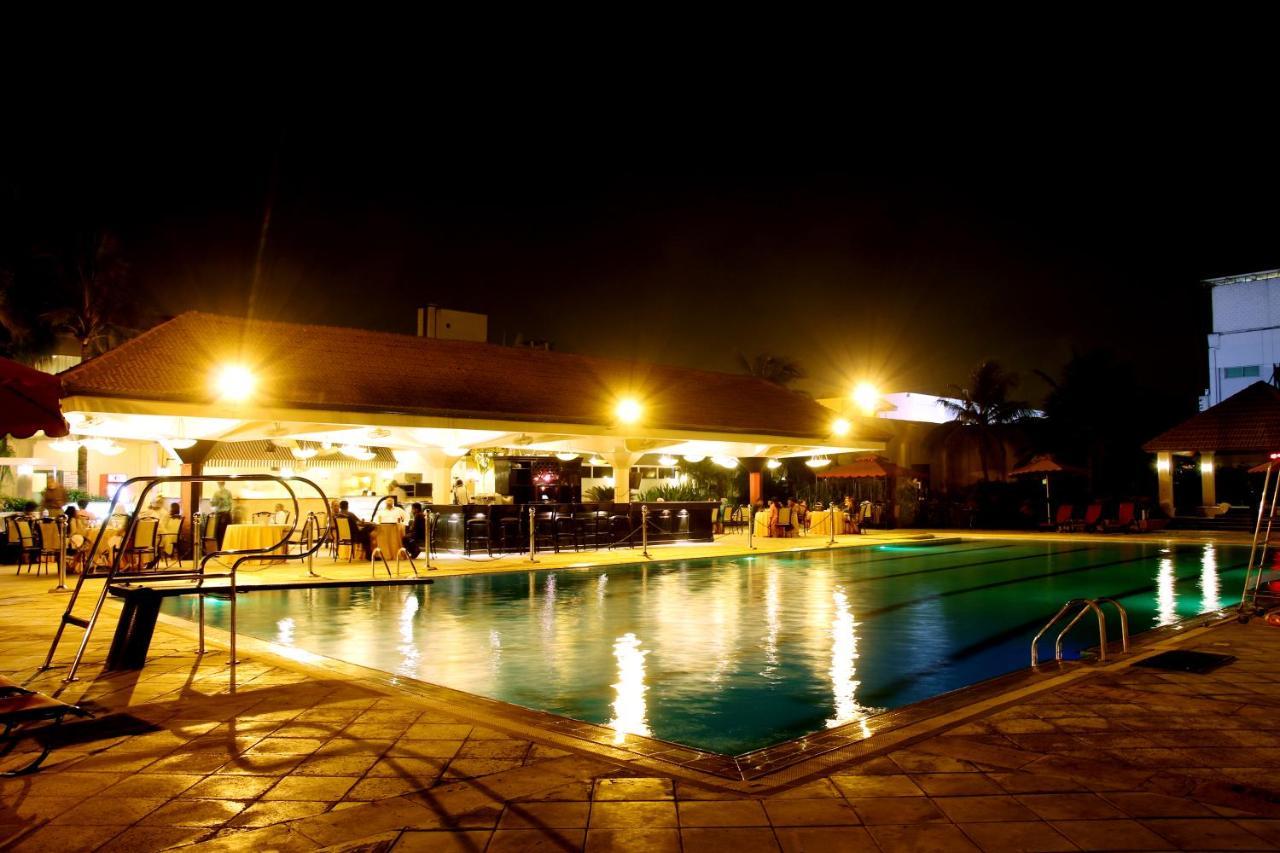 Ramada Plaza By Wyndham Karachi Airport Hotel Kültér fotó The pool at the hotel