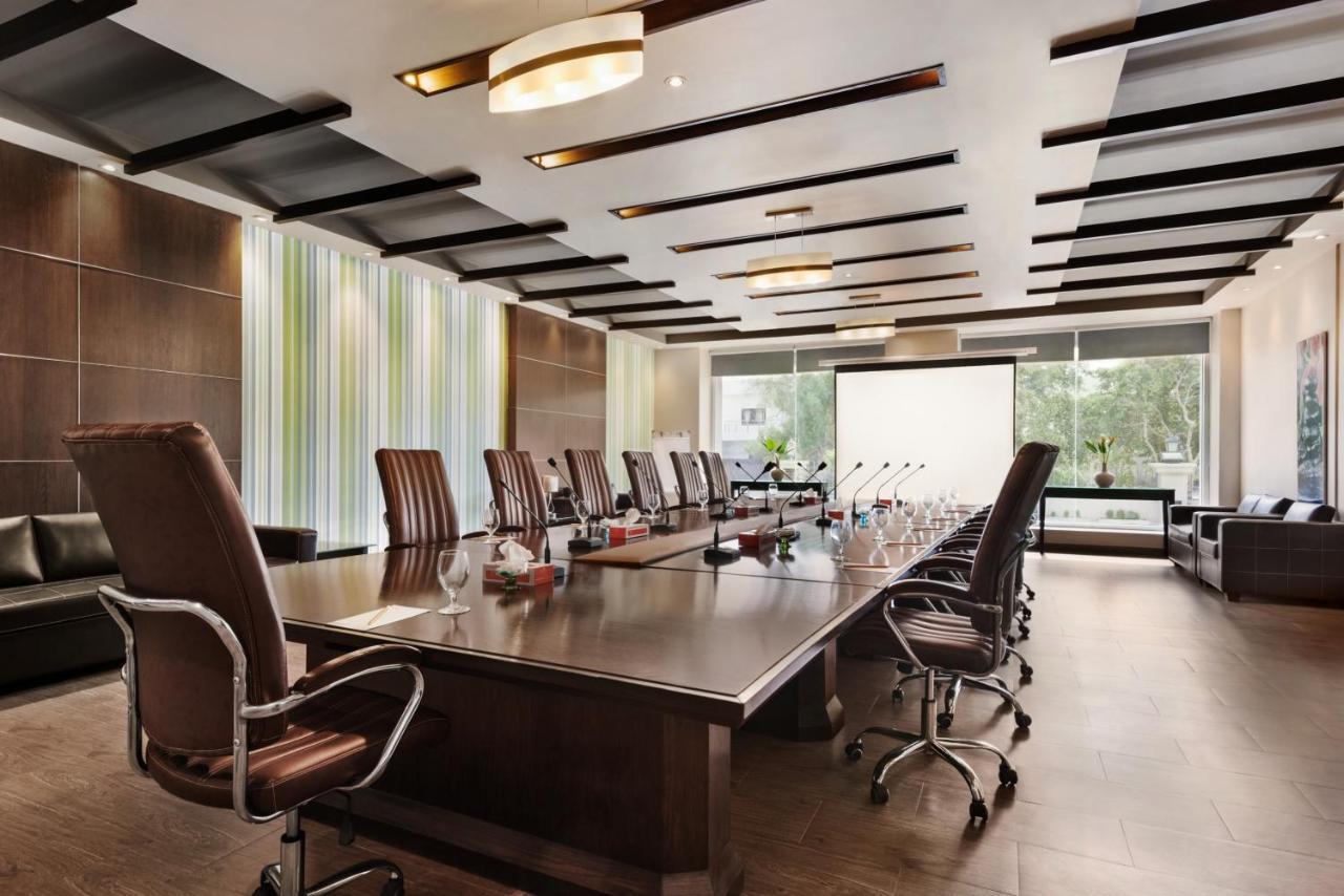 Ramada Plaza By Wyndham Karachi Airport Hotel Kültér fotó Boardroom at the hotel