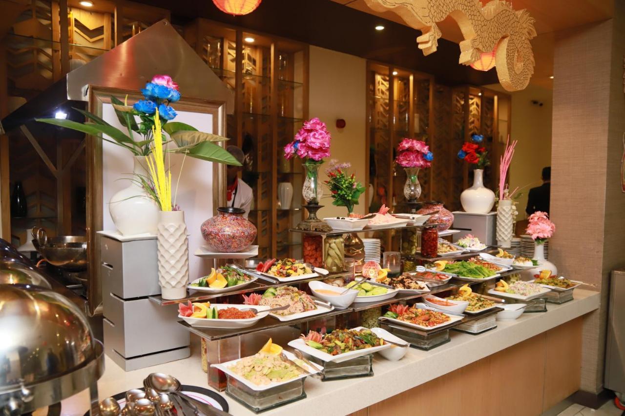 Ramada Plaza By Wyndham Karachi Airport Hotel Kültér fotó A buffet at a hotel