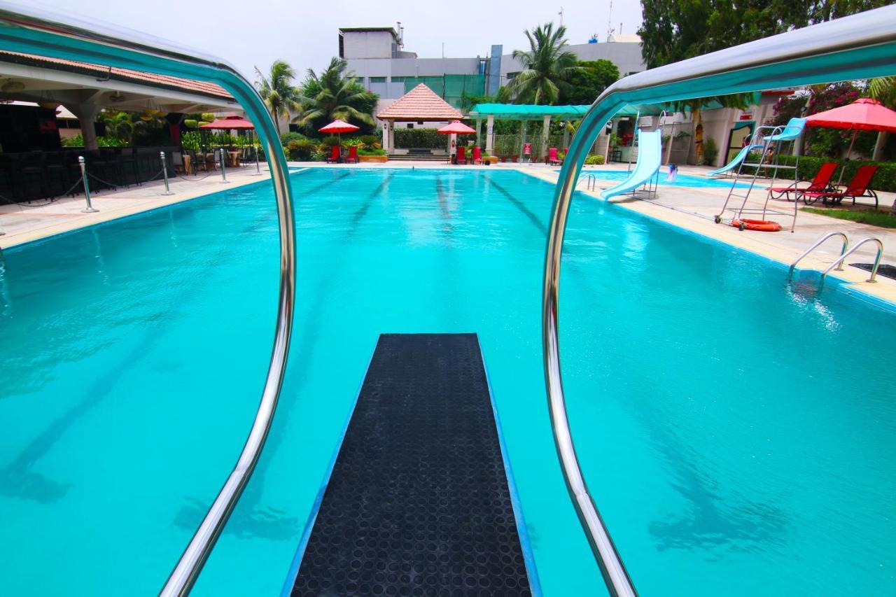 Ramada Plaza By Wyndham Karachi Airport Hotel Kültér fotó Swimming pool