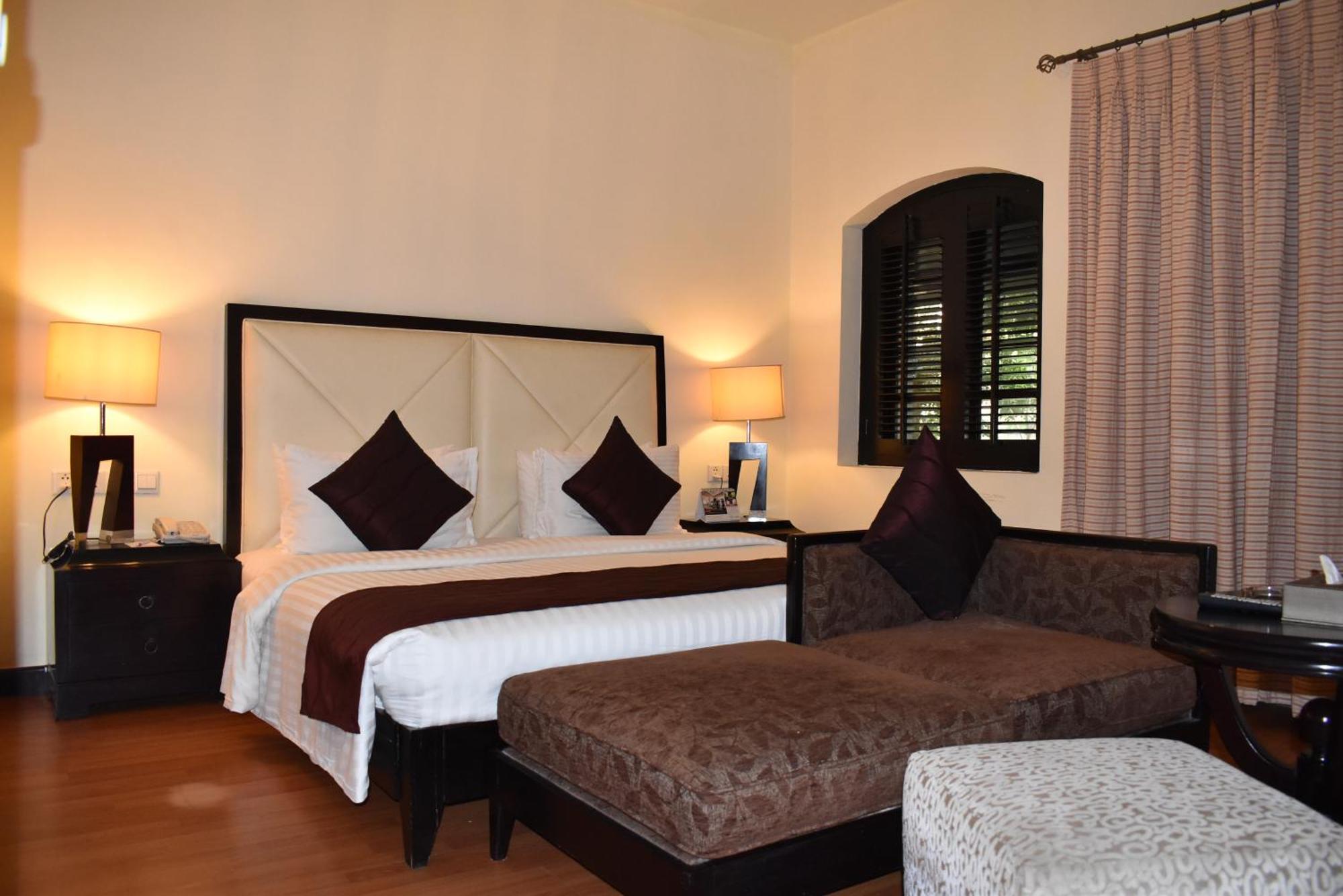 Ramada Plaza By Wyndham Karachi Airport Hotel Kültér fotó A bedroom at the resort