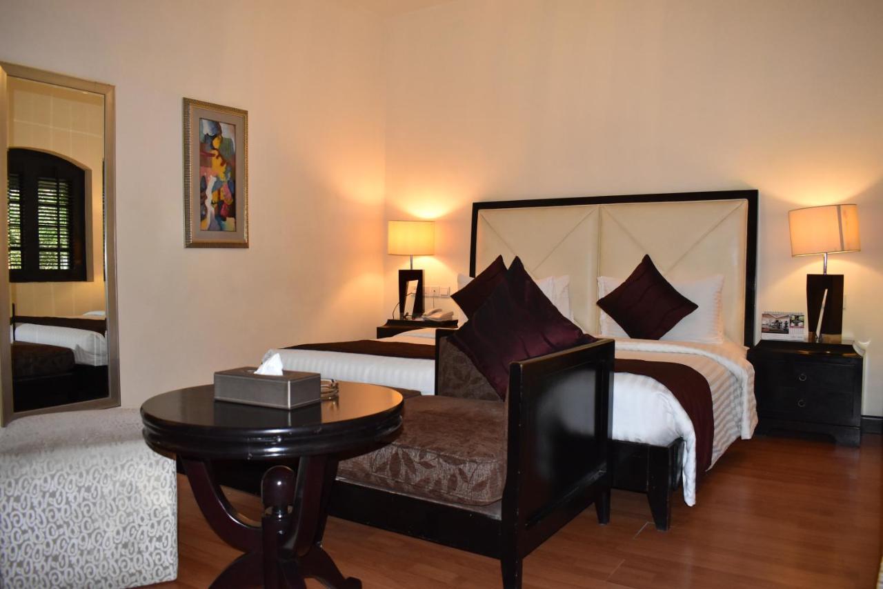 Ramada Plaza By Wyndham Karachi Airport Hotel Kültér fotó A bedroom at the hotel