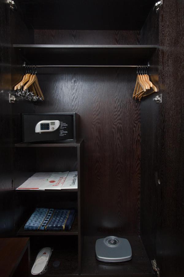 Ramada Plaza By Wyndham Karachi Airport Hotel Kültér fotó A safe in a hotel room