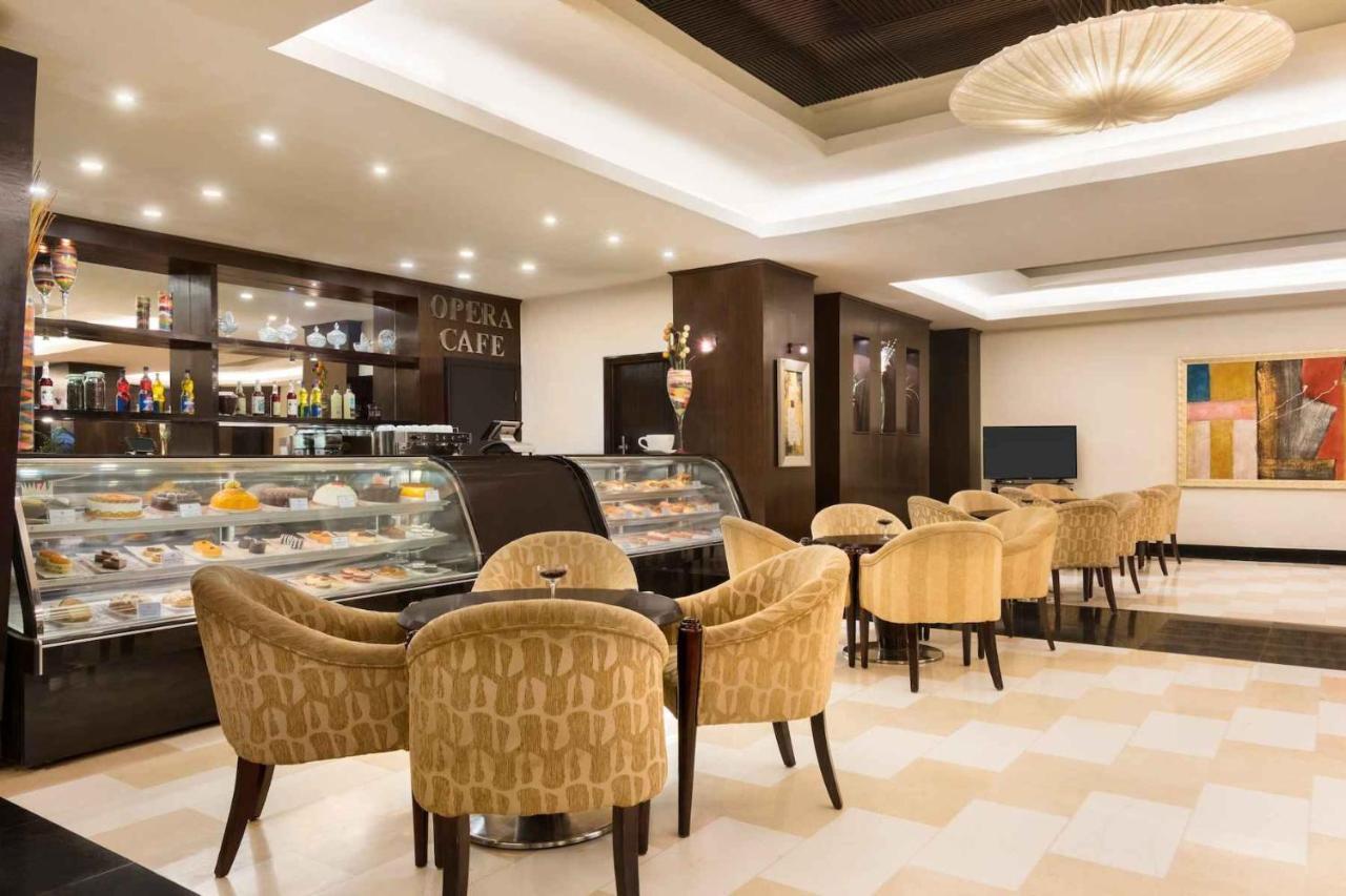 Ramada Plaza By Wyndham Karachi Airport Hotel Kültér fotó The lobby café