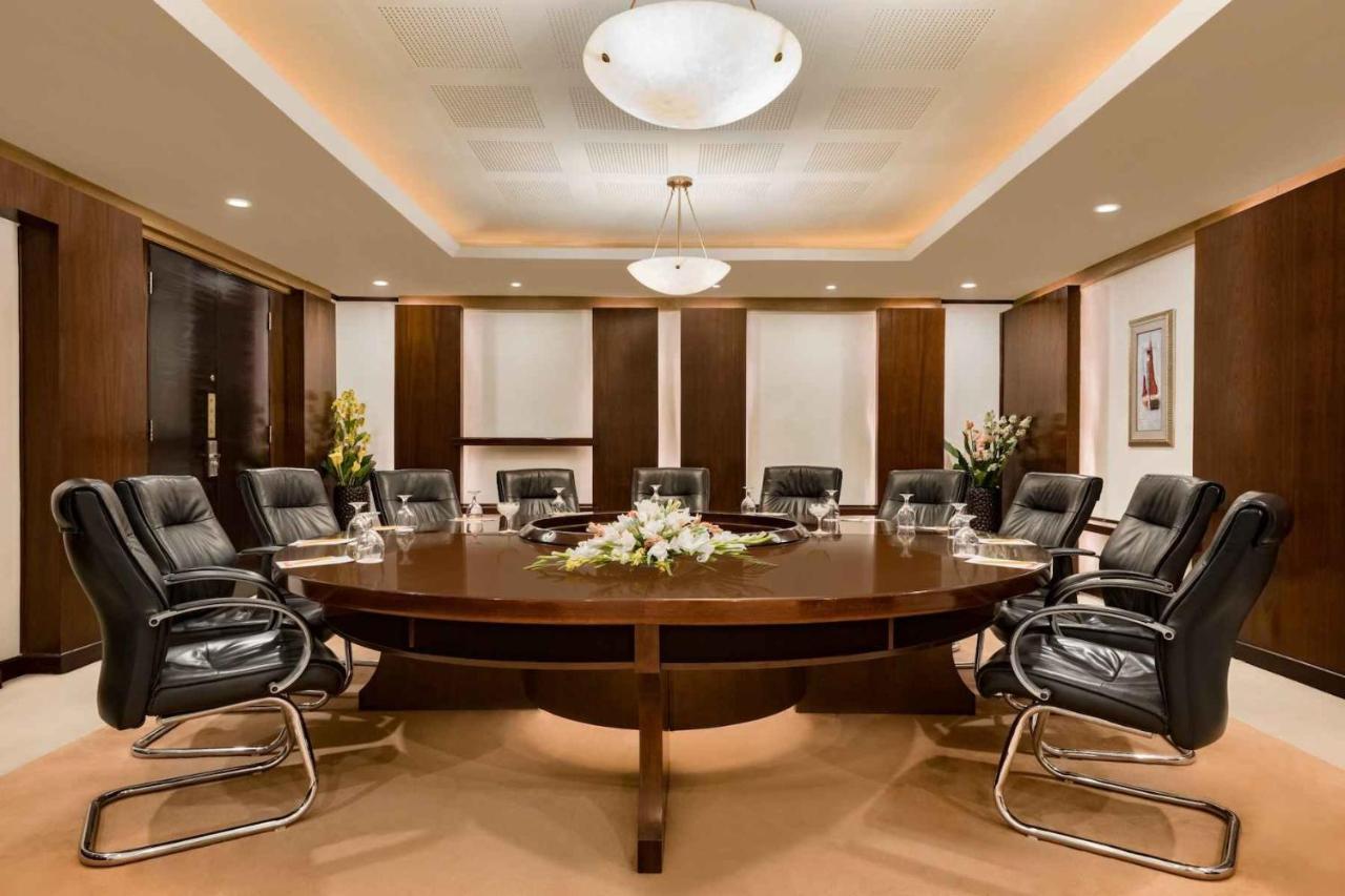 Ramada Plaza By Wyndham Karachi Airport Hotel Kültér fotó Boardroom at the Four Seasons Hotel, London