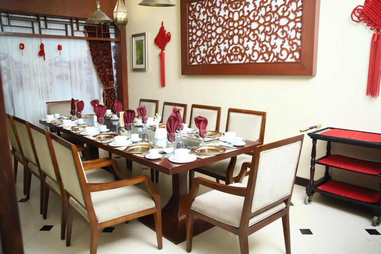 Ramada Plaza By Wyndham Karachi Airport Hotel Kültér fotó A dining room in a house in Malaysia