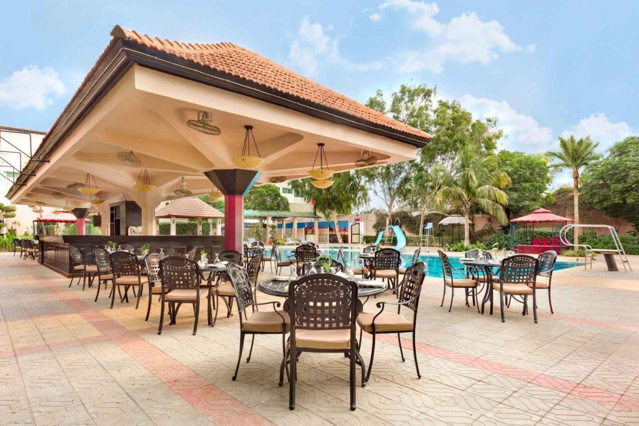 Ramada Plaza By Wyndham Karachi Airport Hotel Kültér fotó The poolside bar at the hotel