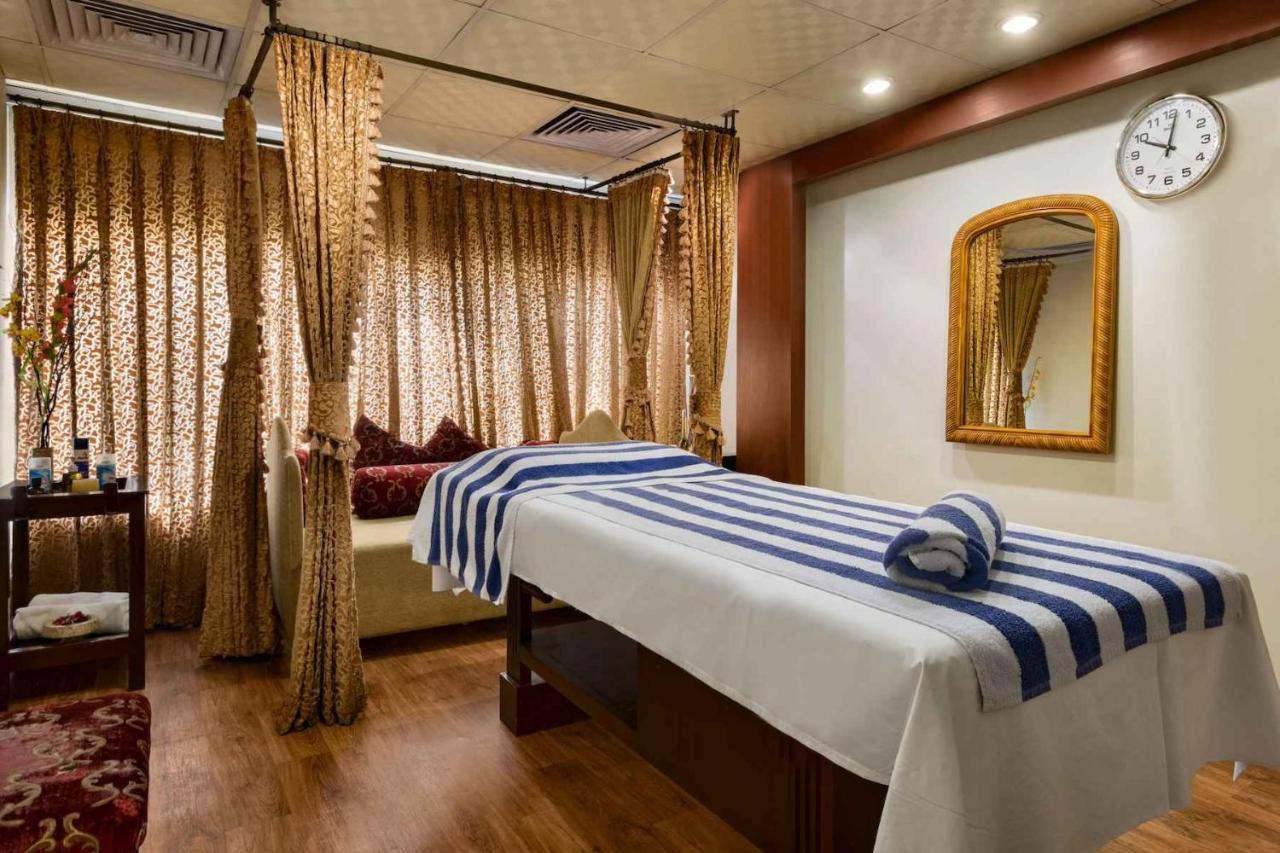 Ramada Plaza By Wyndham Karachi Airport Hotel Kültér fotó A massage bed