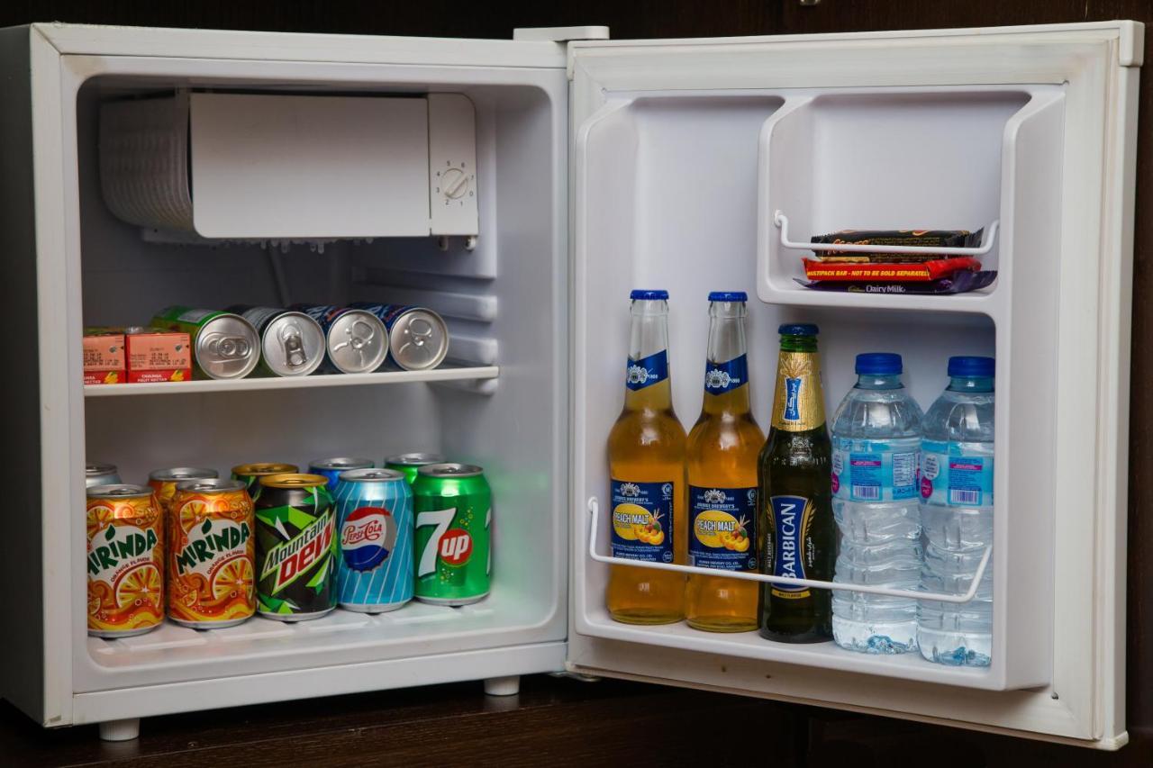 Ramada Plaza By Wyndham Karachi Airport Hotel Kültér fotó A mini-fridge