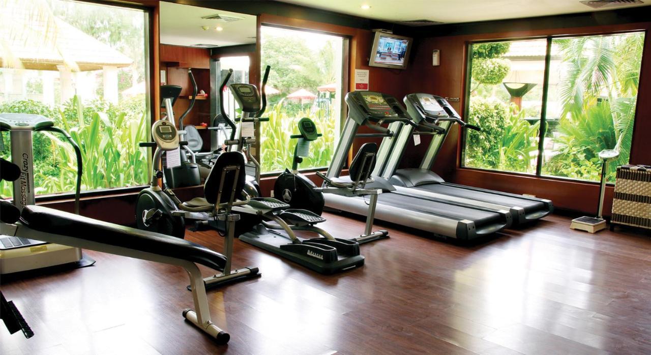 Ramada Plaza By Wyndham Karachi Airport Hotel Kültér fotó A gym at a hotel