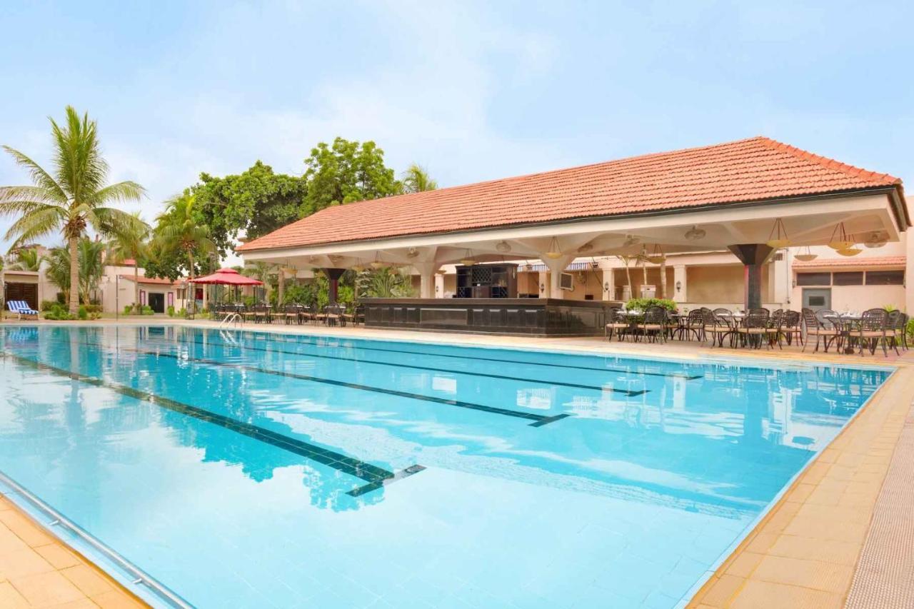 Ramada Plaza By Wyndham Karachi Airport Hotel Kültér fotó Swimming pool at the club