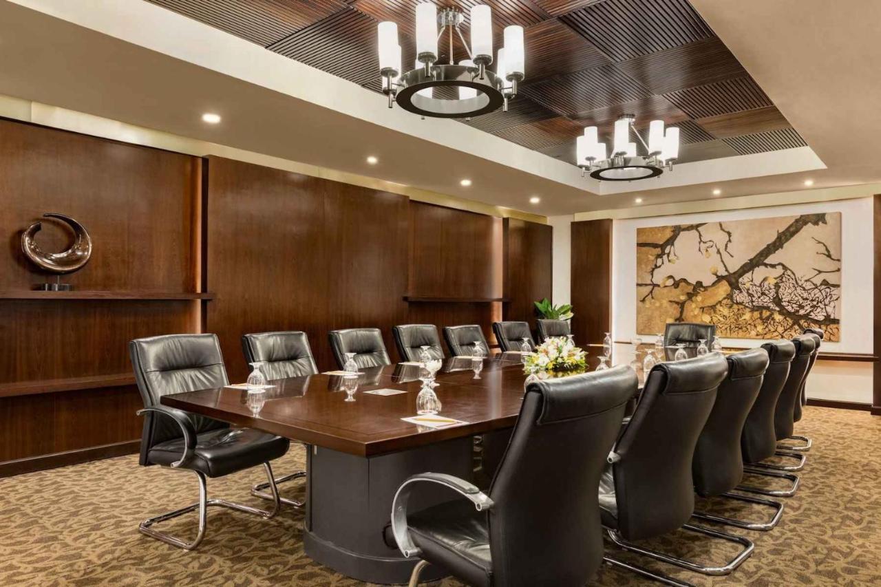 Ramada Plaza By Wyndham Karachi Airport Hotel Kültér fotó Boardroom at the Westin Mumbai International