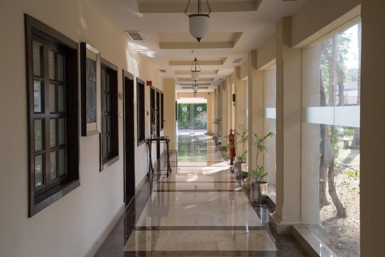 Ramada Plaza By Wyndham Karachi Airport Hotel Kültér fotó A corridor at the hotel